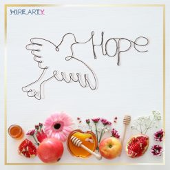 יונה עם המילה "תקווה" באנגלית (Hope)
