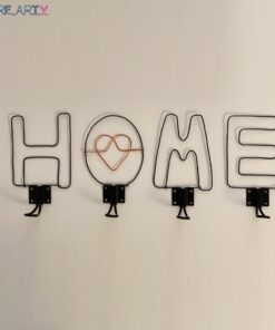 תקריב של המתלים עם האותיות HOME