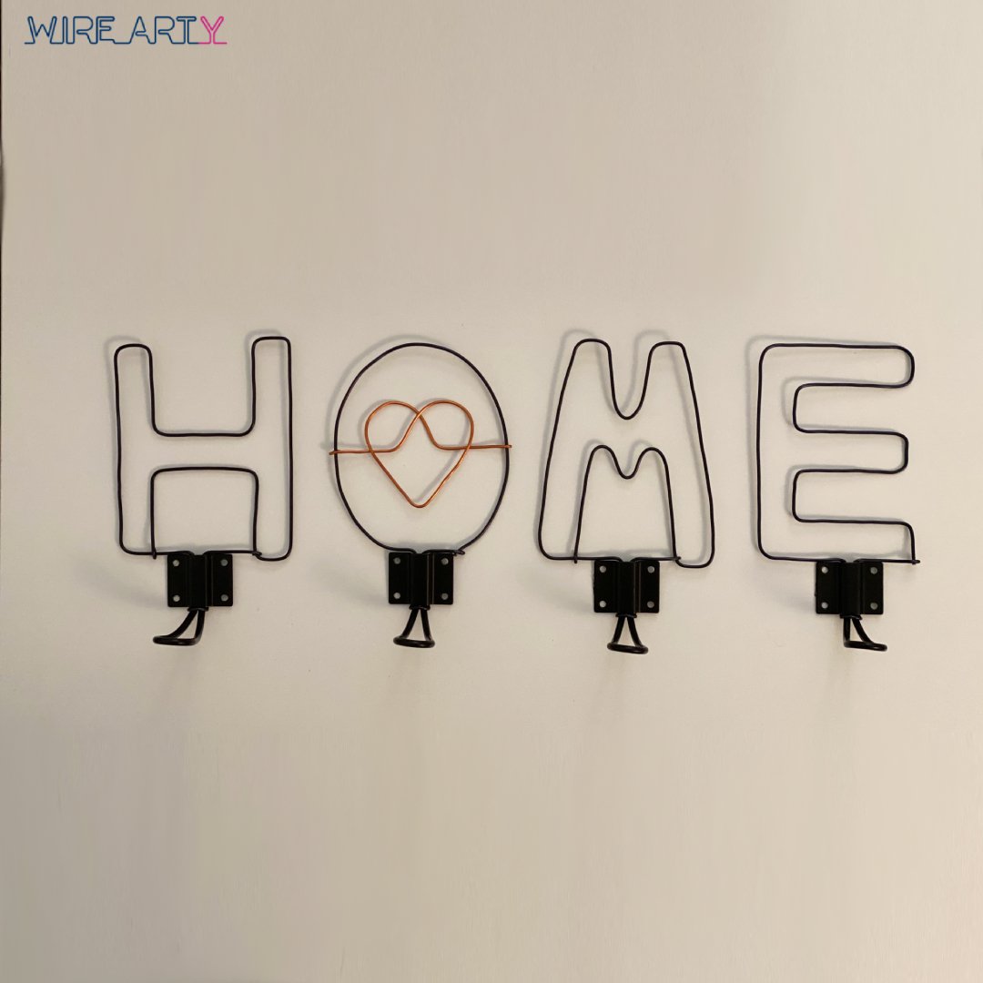 תקריב של המתלים עם האותיות HOME
