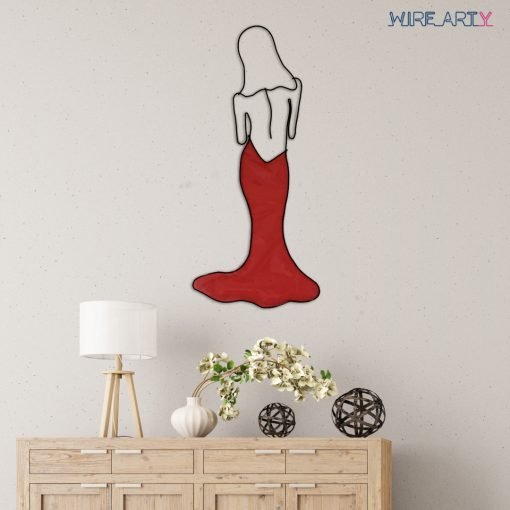 אישה בשמלה אדומה תלויה בקיר מעל מזנון